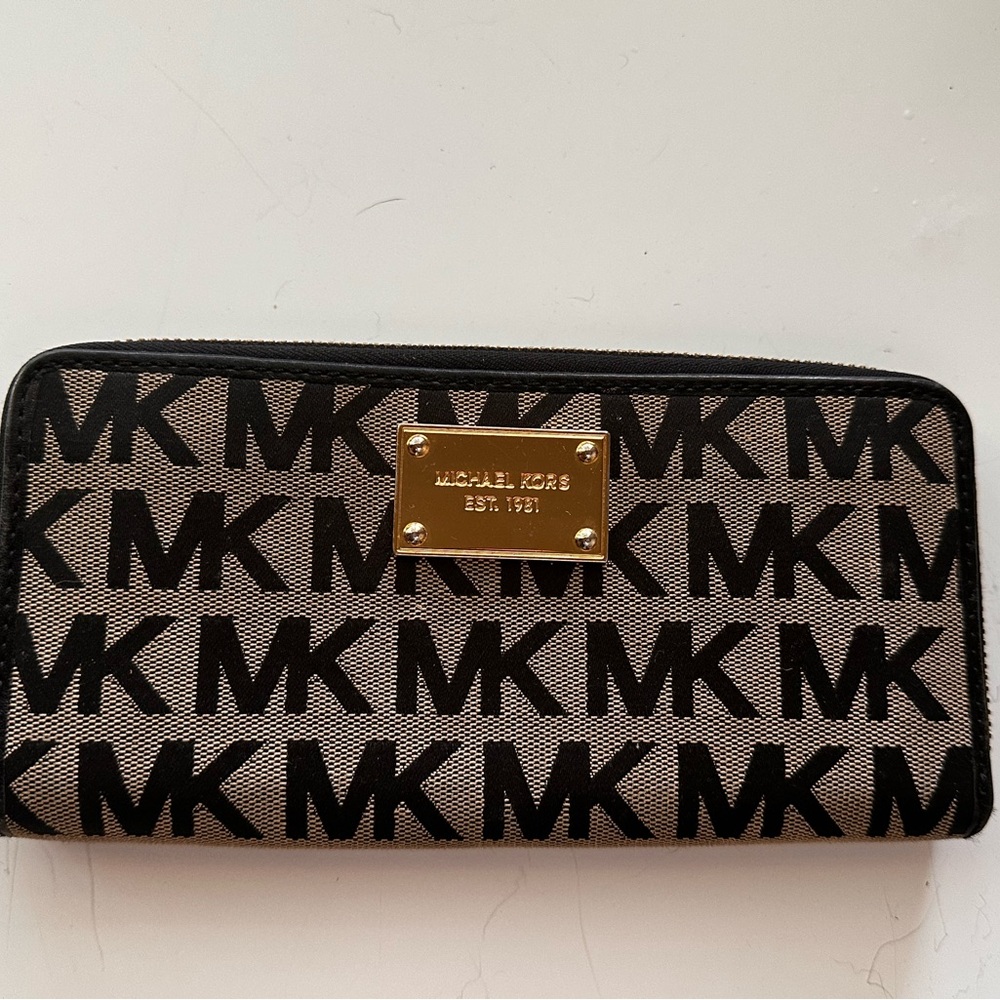 Michael Kors East West Signature Wallet - Picture 2 of 11